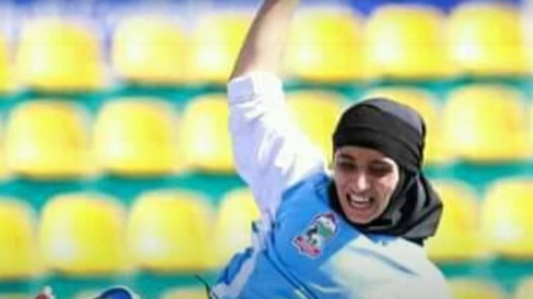 Sabria afghane jouant au football.