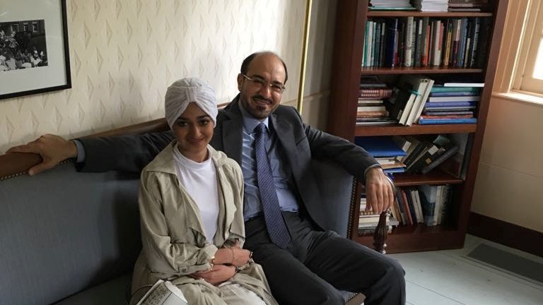 L'ancien responsable du renseignement saoudien Saad al-Jabri (à droite) est assis avec sa fille Sarah al-Jabri lors d'une visite dans des écoles autour de Boston