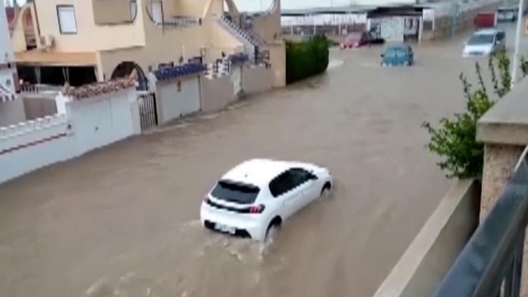 Starker Regen wäscht Stühle und Autos überschwemmt in Spanien