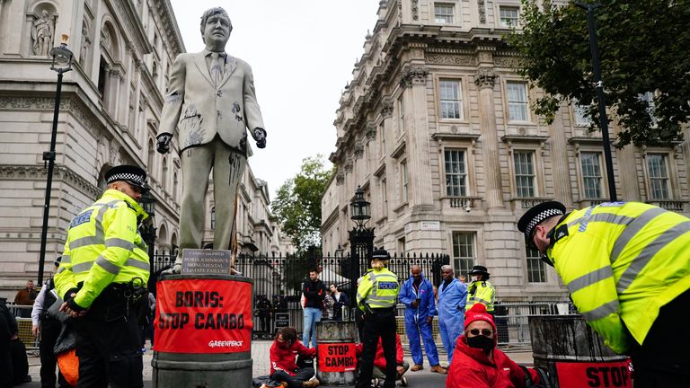Une statue du Premier ministre Boris Johnson éclaboussée de pétrole alors que des militants de Greenpeace manifestent à Downing Street, à Londres, contre le champ pétrolifère de Cambo au large de la côte ouest des Shetland.  Photo date : lundi 11 octobre 2021.
