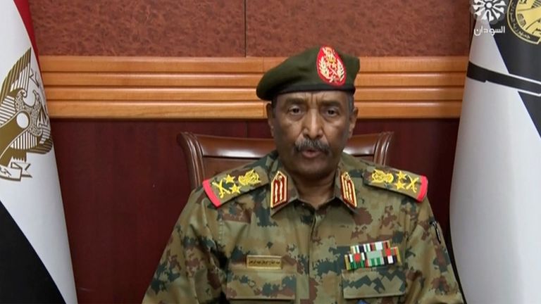 I denne rammen tatt fra en video kunngjorde sjefen for hæren, general Abdel-Fattah Burhan, i en TV-adresse at han oppløser det regjerende suverene rådet i landet, samt regjeringen ledet av statsministeren. Minister Abdalla .  Hamdok, i Khartoum, Sudan mandag 25. oktober 2021. BILDE: AP