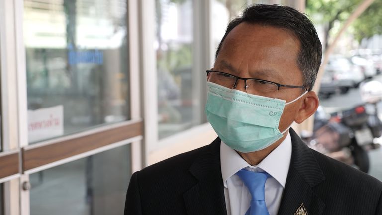 Somsak Thepsuthin, ministre thaïlandais de la Justice, a déclaré que le médicament était « cher et efficace »