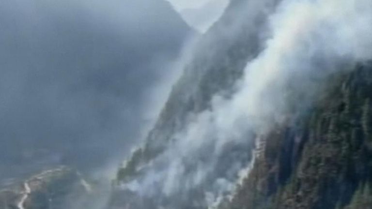 Wildfire spreads over mountainside in Tibet