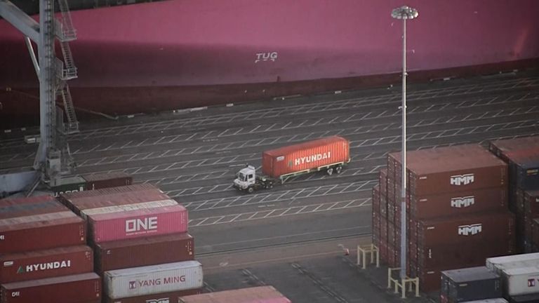 Les chauffeurs de camion doivent attendre deux fois plus de temps que d'habitude pour ramasser un chargement au port de Long Beach