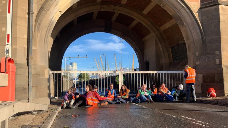 Les manifestants d'Isulate Britain ont bloqué les deux côtés du tunnel Blackwall ce matin.  Les manifestants se sont collés au tunnel du sud-est de Londres, provoquant de longues files d'attente.  Envoyé de - Ali Fortescue