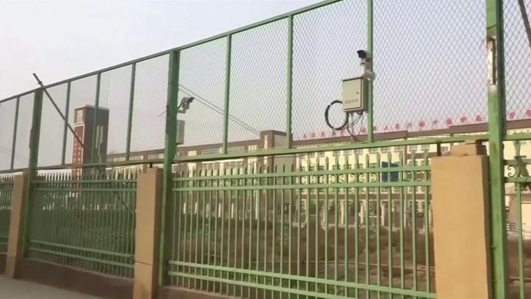 Un transfuge chinois a révélé à Sky News comment des détenus ouïghours sont transportés par centaines dans des trains de prison bondés, ainsi que des détails sur la torture et les décès dans les centres de rééducation du Xinjiang.  