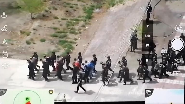 Un transfuge chinois a révélé à Sky News comment des détenus ouïghours sont transportés par centaines dans des trains de prison bondés, ainsi que des détails sur la torture et les décès dans les centres de rééducation du Xinjiang.  