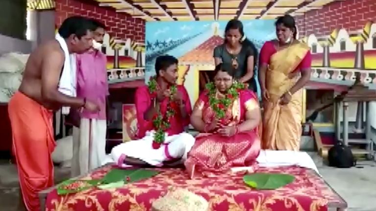 The bride and groom were married in a Hindu ritual