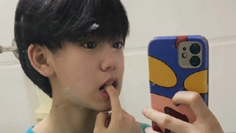 Fu Jiayuen posed as a boy. Pic: Weibo