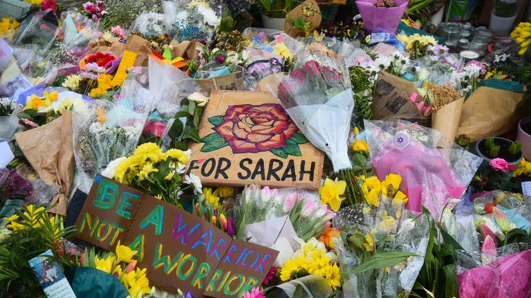 Hommages floraux laissés à côté du kiosque à musique de Clapham Common, Londres, pour Sarah Everard.  Le PC Wayne Couzens, 48 ​​ans, a comparu à l'Old Bailey à Londres, accusé de l'enlèvement et du meurtre de l'homme de 33 ans.  Date de la photo : mardi 16 mars 2021.
