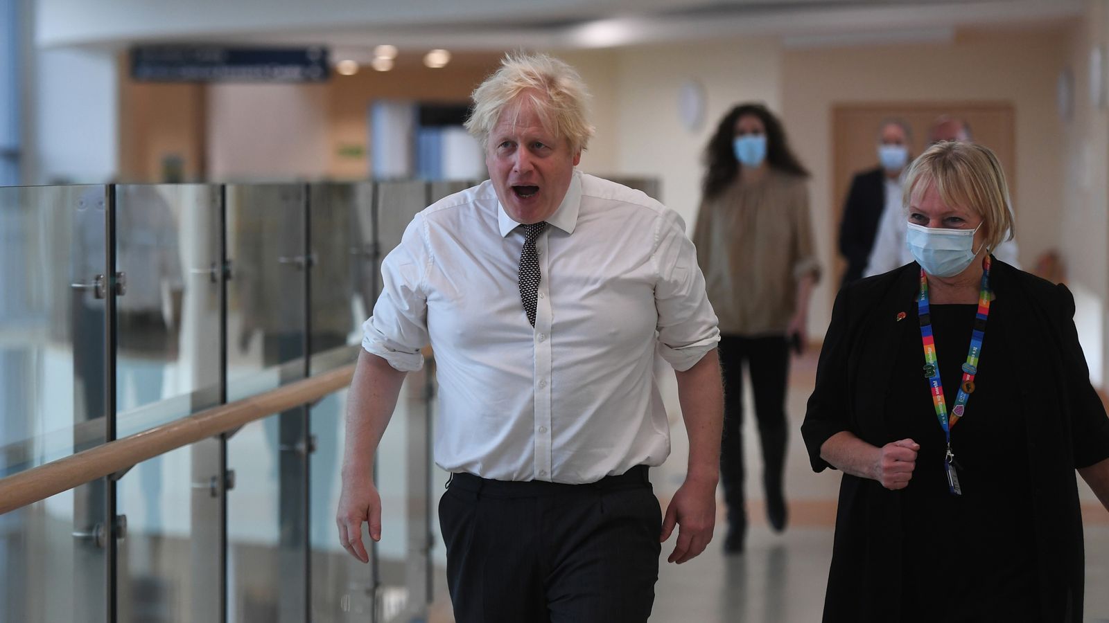 Dominic Raab membela Boris Johnson setelah PM digambarkan tidak mengenakan topeng saat mengunjungi rumah sakit |  Berita Politik