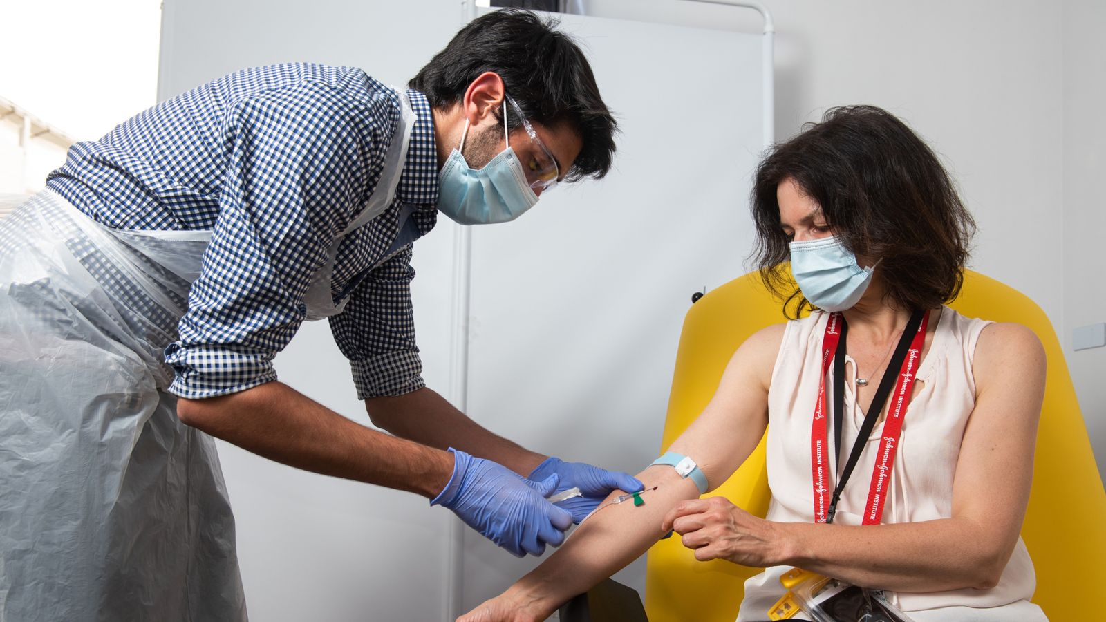 Uji klinis dimulai untuk vaksin Ebola baru yang dikembangkan oleh Universitas Oxford |  Berita Inggris