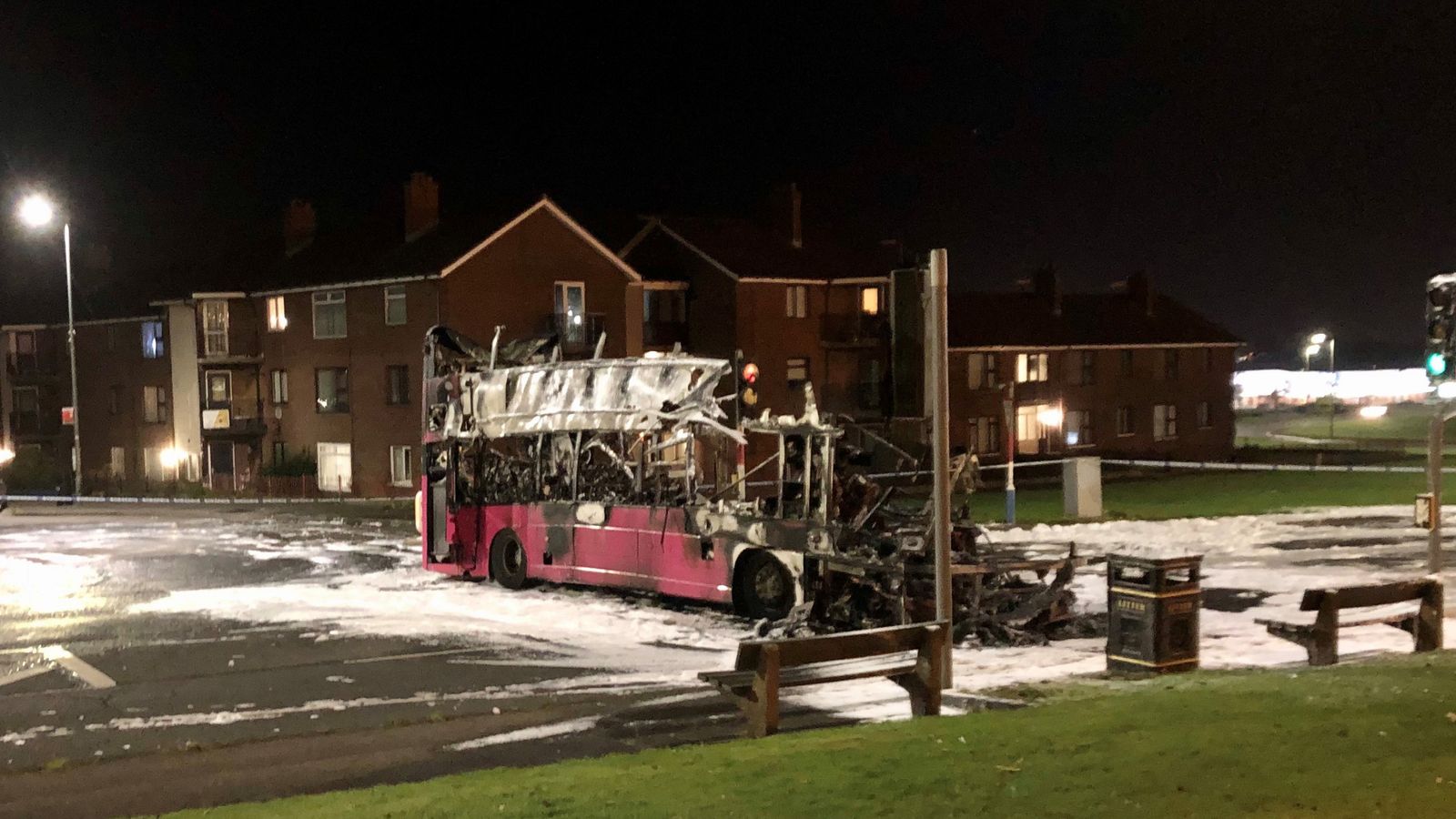 Irlandia Utara: Bus dibajak dan dibakar di dekat kawasan loyalis di pinggiran Belfast |  Berita Inggris