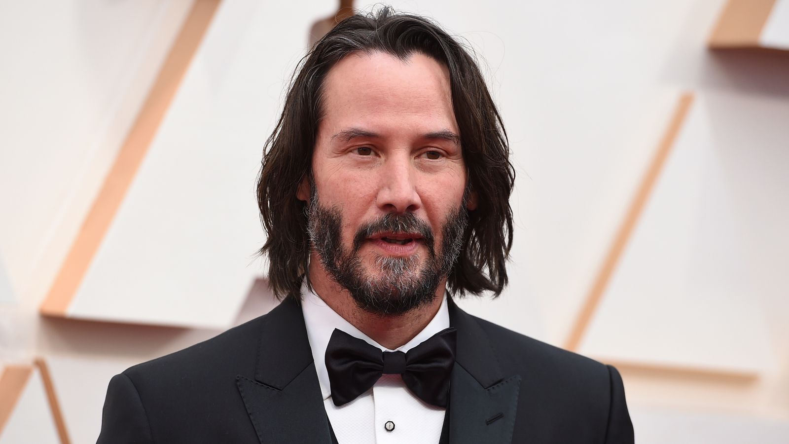 Keanu Reeves répond patiemment aux questions des fans à l’aéroport – puis en pose en retour |  Actualités Ents & Arts