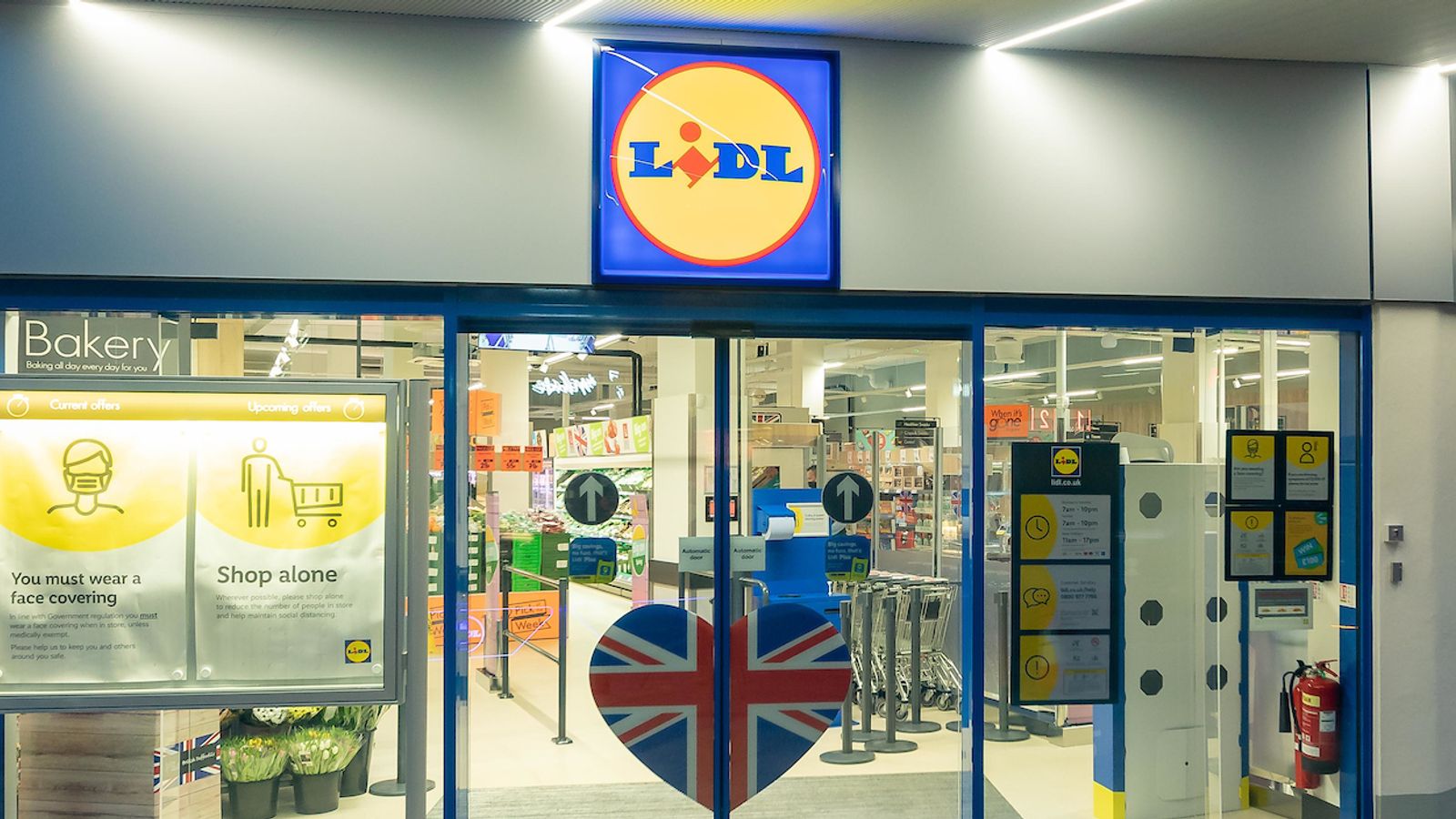 Mijlpaal overal Vernauwd Lidl claims to be fastest-growing bricks and mortar retailer after  Christmas sales growth | Business News | Sky News