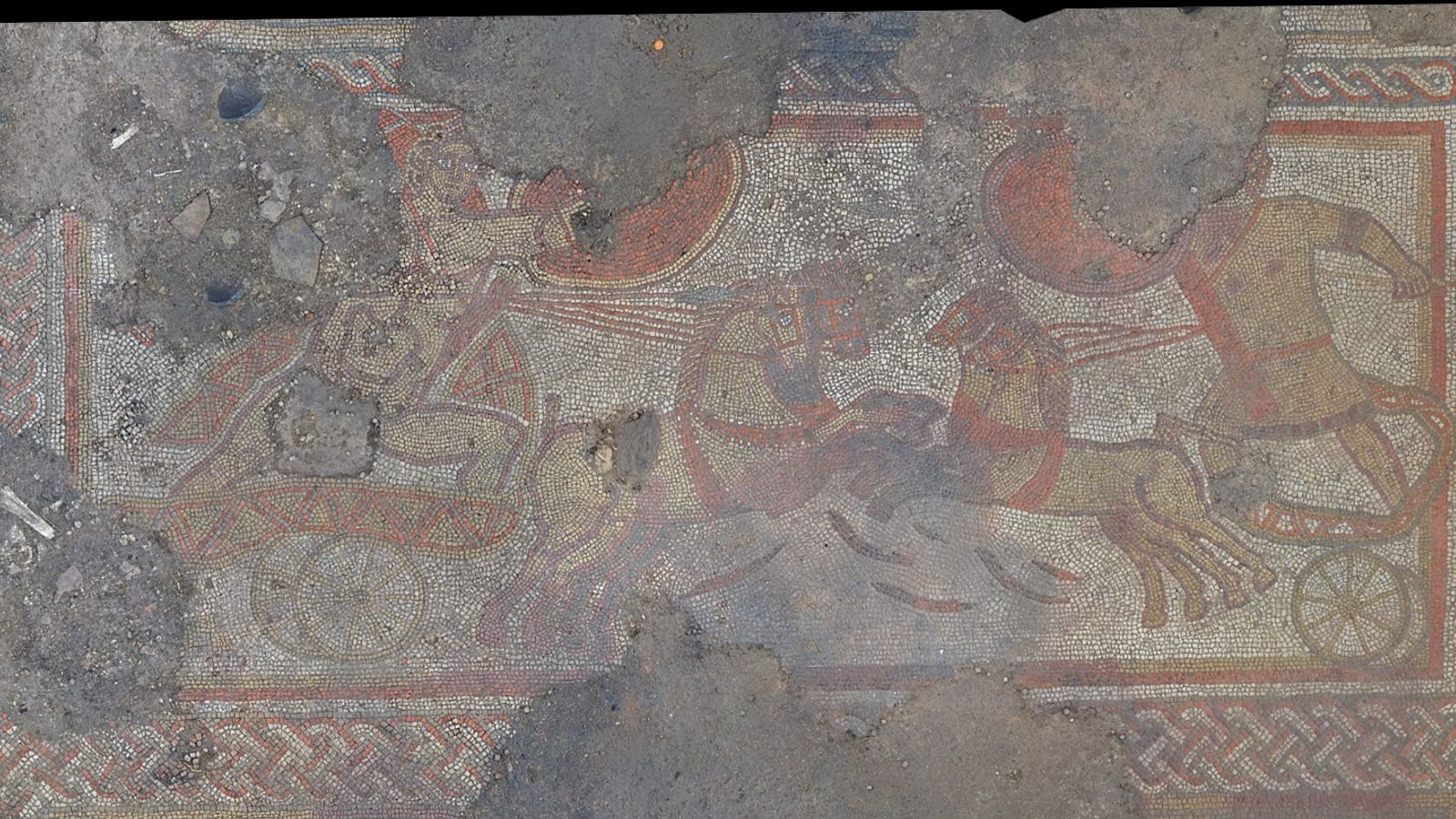 Mosaik Romawi yang ‘luar biasa’ dan langka ditemukan di ladang petani di Rutland |  Berita Inggris