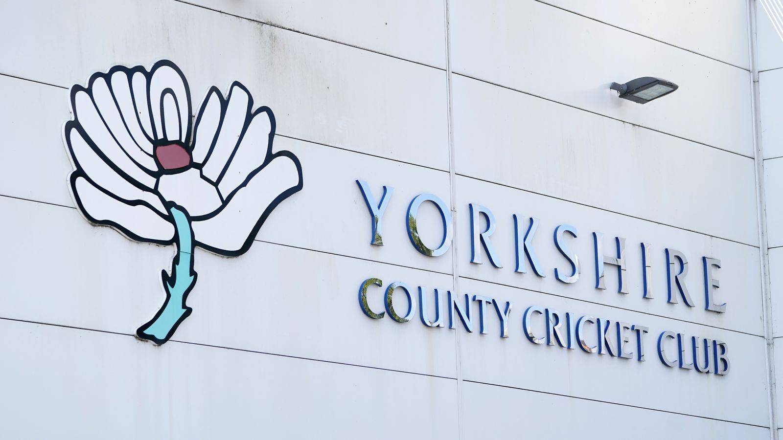 Ketua Kriket Yorkshire Roger Hutton mengundurkan diri karena klaim Azeem Rafiq |  Berita Inggris