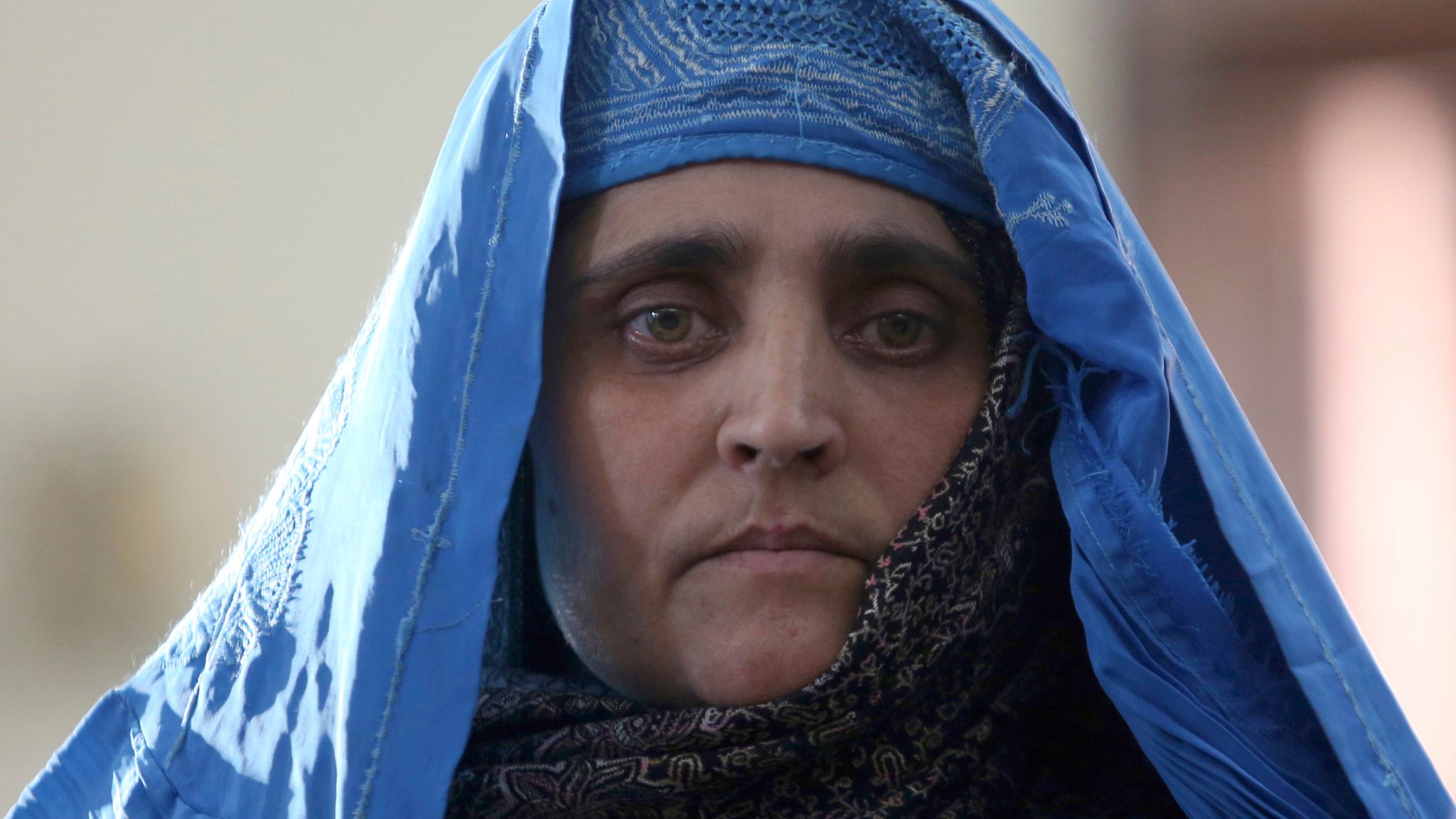 37 Years After Her Piercing Green Eyes Gripped The World Afghan Girl Starts New Life In Italy 