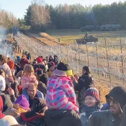 What is causing the migrant crisis at the Belarus-Poland border?