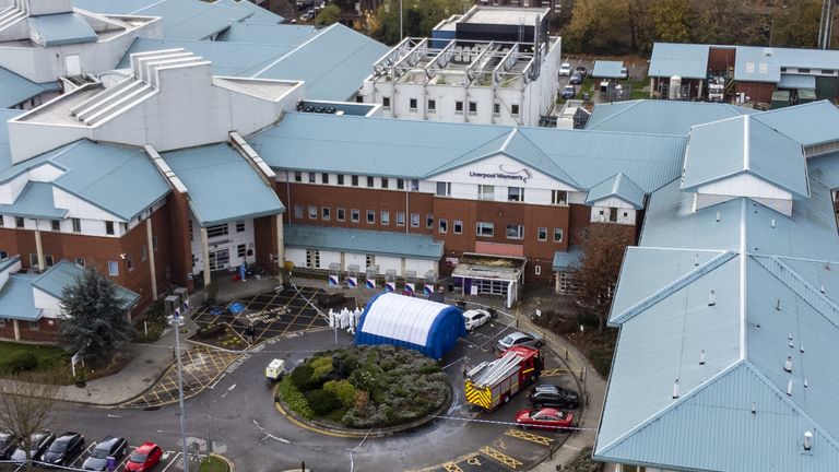 Une vue aérienne de l'activité de la police après une explosion à l'hôpital pour femmes de Liverpool a tué une personne et en a blessé une autre dimanche.  Le terroriste présumé Emad Al Swealmeen, 32 ans, est décédé après que l'appareil a explosé dans un taxi peu avant 11 heures du matin le dimanche du Souvenir.  Photo date : mardi 16 novembre 2021.