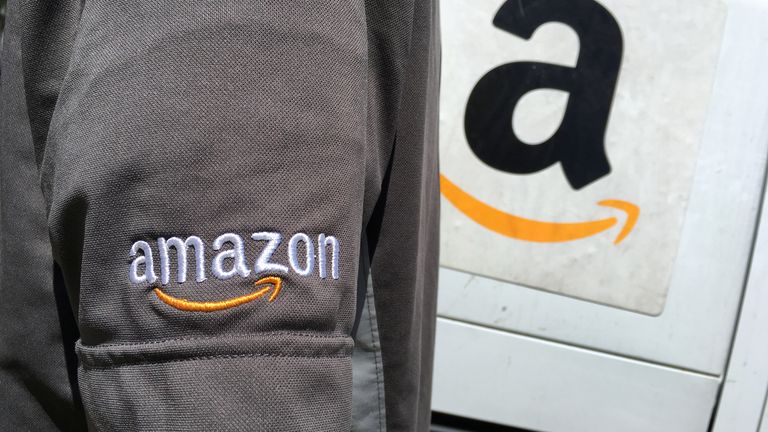 Ein Fahrer von Amazon.com Inc. steht neben einem Amazon-Lieferwagen in Los Angeles, Kalifornien, USA, 21. Mai 2016