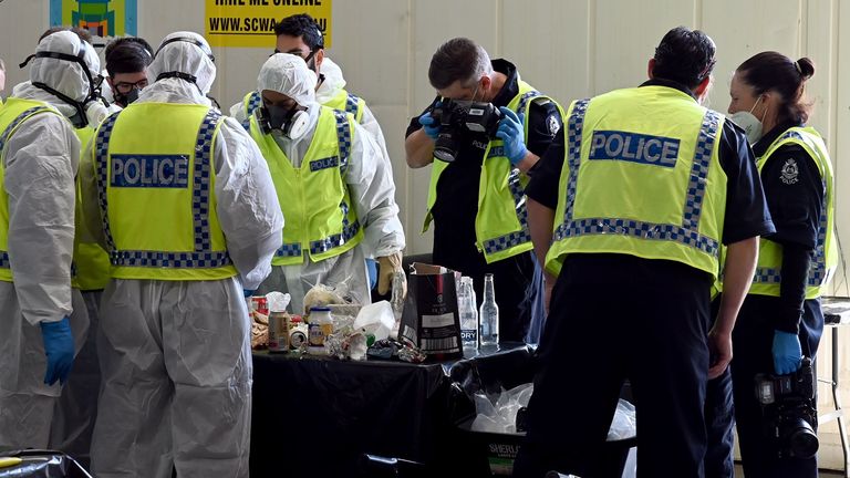 Polisi menggeledah kantong sampah pada Selasa.  Foto: Polisi Negara Bagian Washington