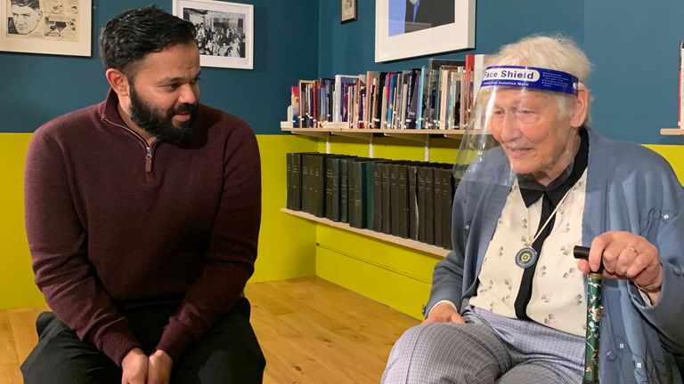 Today, cricketer Azeem Rafiq met Holocaust survivor Ruth Barnett at the 
@JewishMuseumLDN
, a week after his historic antisemitic comments were revealed
