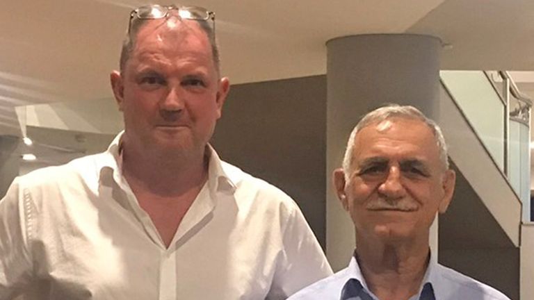 عکس خانوادگی برای توزیع بدون تاریخ Barry Manners (سمت چپ) و Chamone Roel، مهندس دائمی در سد دوکان در عراق، جایی که آقای Manners در سال 1990 گروگان گرفته شد. تاریخ صدور: سه شنبه، 23 نوامبر 2021