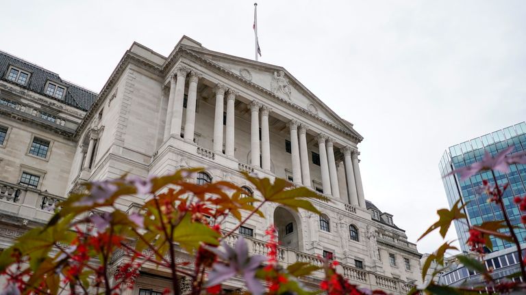 Vue générale de la Banque d'Angleterre, dans le quartier financier connu sous le nom de The City, à Londres, le lundi 2 août 2021. (AP Photo/Alberto Pezzali)