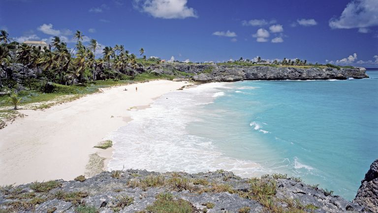 Cette photo non datée gracieuseté de la Barbados Tourism Authority montre Harrismith Beach, à la Barbade.  Le soleil, le surf et le sable sont les principaux attraits de cette île tropicale des Caraïbes.  (AP Photo/Autorité du tourisme de la Barbade) PAS DE PIC DE VENTE : AP