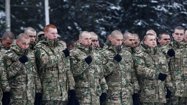 Des militaires du ministère de l'Intérieur de Biélorussie font la queue lors d'un service pour célébrer le Noël orthodoxe dans une base militaire à Minsk, en Biélorussie, le 7 janvier 2019. REUTERS/Vasily Fedosenko