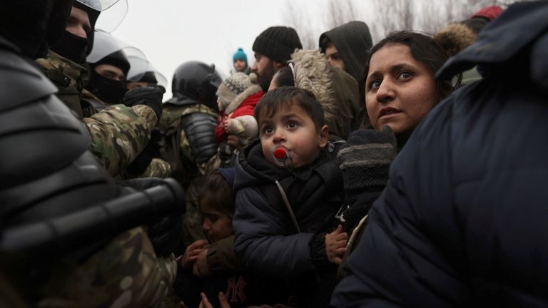Migrants gather on the Belarusian-Polish border in an attempt to cross it in the Grodno region, Belarus November 11, 2021. Ramil Nasibulin/BelTA/Handout via REUTERS ATTENTION EDITORS - THIS IMAGE HAS BEEN SUPPLIED BY A THIRD PARTY. NO RESALES. NO ARCHIVE. MANDATORY CREDIT.
