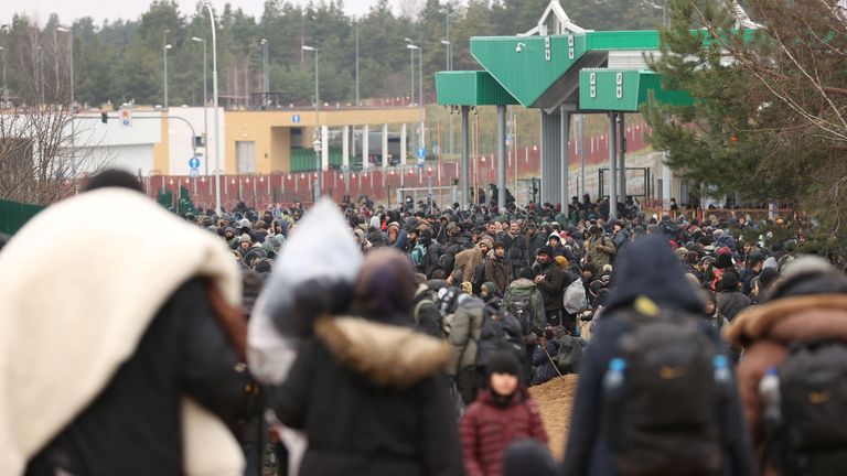 Migrants gather on the Belarusian-Polish border in an attempt to cross it at the Bruzgi-Kuznica Bialostocka border crossing, Belarus November 15, 2021. Oksana Manchuk/BelTA/Handout via REUTERS ATTENTION EDITORS - THIS IMAGE HAS BEEN SUPPLIED BY A THIRD PARTY. NO RESALES. NO ARCHIVES. MANDATORY CREDIT.
