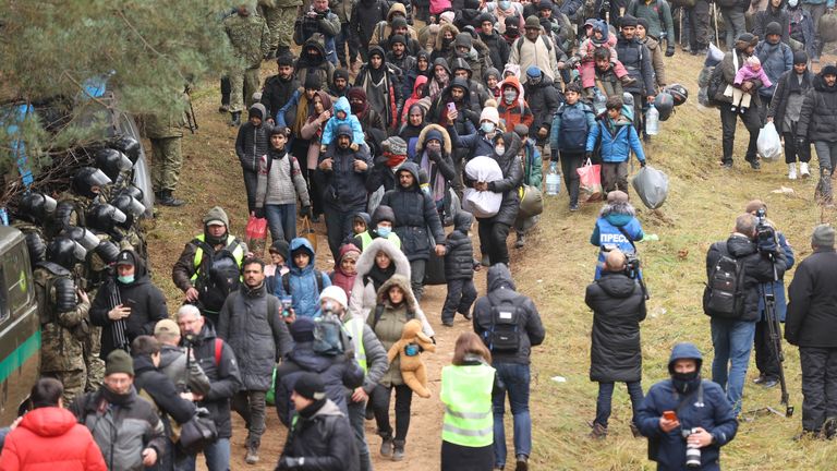 Migrantai renkasi prie Baltarusijos ir Lenkijos sienos, bandydami ją kirsti Bruzgi-Kuznica Bialostocka pasienio punkte, Baltarusija, 2021 m. lapkričio 15 d. Oksana Manchuk / BelTA / Dalomoji medžiaga per REUTERS DĖMESIO redaktorius – šį vaizdą pateikė trečioji šalis.  Apžvalgų nėra.  ne archyvas.  Privalomas kreditas.