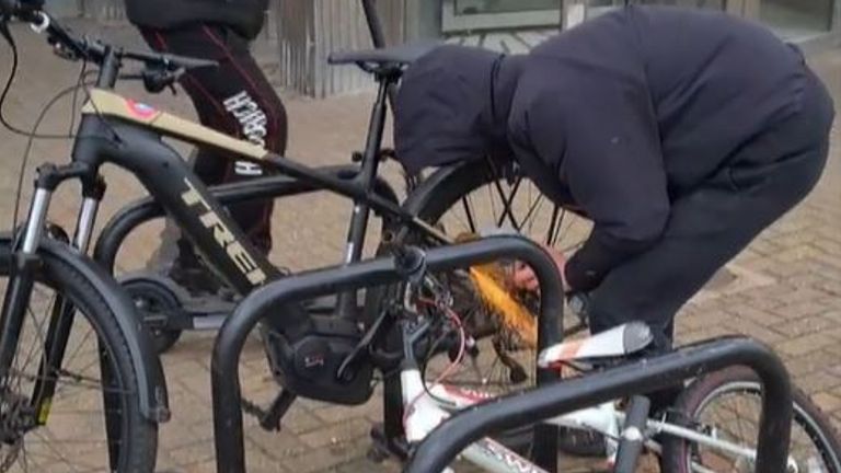 Thieves steal a bicycle using an angle grinder