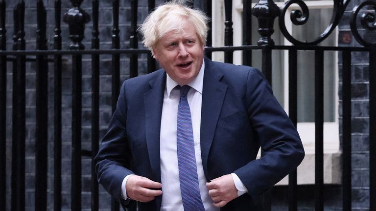 Le Premier ministre britannique Boris Johnson sort de Downing Street alors qu'il rencontre le Premier ministre grec Kyriakos Mitsotakis, à Londres, en Grande-Bretagne, le 16 novembre 2021. REUTERS/Tom Nicholson