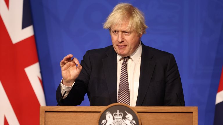 بوریس جانسون، نخست وزیر بریتانیا، در طی یک کنفرانس مطبوعاتی در خیابان داونینگ، لندن، بریتانیا، 30 نوامبر 2021، اشاره می کند. رویترز / تام نیکلسون / استخر