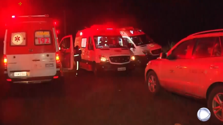 Des camions de pompiers et des ambulances sur les lieux de l'effondrement d'une grotte au Brésil.  Pic : Pompiers militaires de Sao Paulo