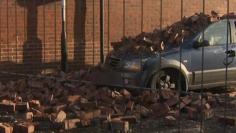 Des briques soufflées du côté d'une maison à Sunderland détruisent une voiture en dessous