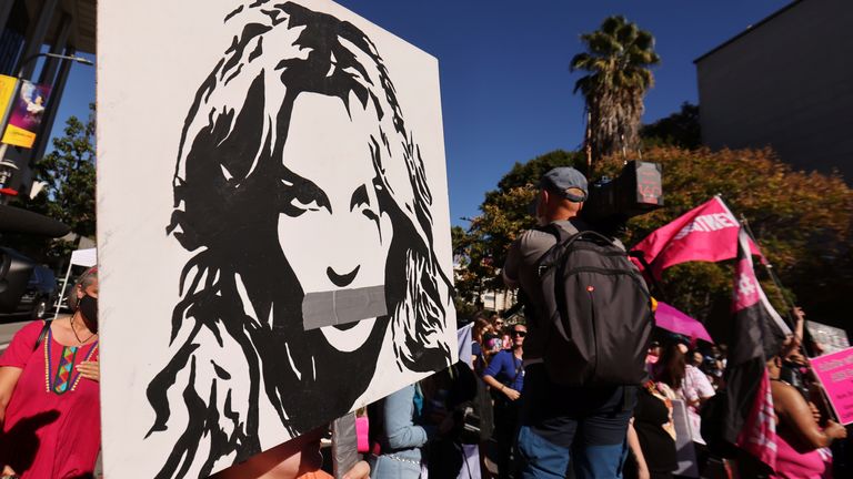 12 Kasım'da Stanley Mosk Adliyesi önünde Britney Spears destekçileri