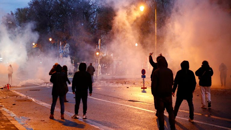 Des personnes manifestent contre les mesures contre la maladie à coronavirus (COVID-19) près de la Commission européenne à Bruxelles, en Belgique, le 21 novembre 2021