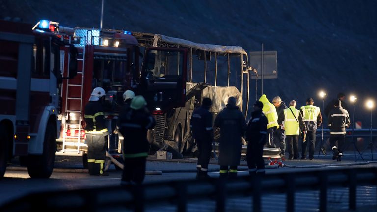 Les équipes d'urgence avec le bus incendié