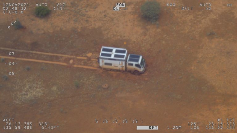 Un camping-car est bloqué dans une zone inondée du désert de Simpson, en Australie, le 12 novembre 2021. Photo prise le 12 novembre 2021. Australian Maritime Safety Authority (AMSA) via REUTERS CETTE IMAGE A ÉTÉ FOURNIE PAR UN TIERS.  AUCUNE REVENTE.  PAS D'ARCHIVES.  CRÉDIT OBLIGATOIRE.