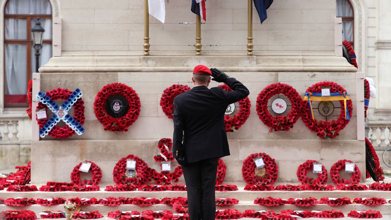 Photo 2020 : un membre des forces armées salue le cénotaphe de Whitehall à Londres alors que la nation se tait pour se souvenir des morts de la guerre le jour de l'armistice.  Cette année marque le centenaire de l'inauguration de la version permanente du Cénotaphe.