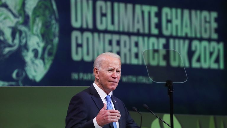 Le président américain Joe Biden s'exprime lors d'une réunion de la Conférence des Nations Unies sur les changements climatiques (COP26) à Glasgow, en Écosse, en Grande-Bretagne, le 2 novembre 2021. REUTERS/Yves Herman