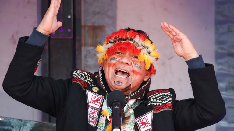 Une personne autochtone assiste à une manifestation lors de la Conférence des Nations Unies sur les changements climatiques (COP26), à Glasgow, en Écosse, en Grande-Bretagne, le 6 novembre 2021. REUTERS/Yves Herman