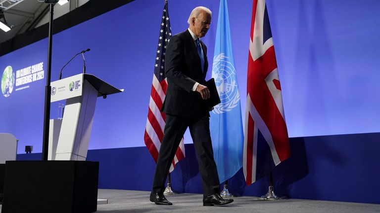 Le président américain Joe Biden quitte une conférence de presse à la Conférence des Nations Unies sur les changements climatiques (COP26) à Glasgow, en Écosse, en Grande-Bretagne, le 2 novembre 2021. REUTERS/Kevin Lamarque