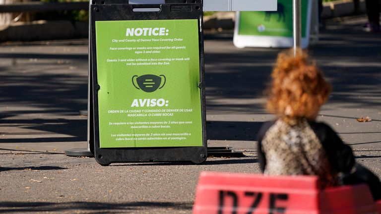 Besuchern wird empfohlen, im Zoo ihre Gesichtsmasken zu tragen, da Berichte über Tiere vorliegen, die von COVID . betroffen sind