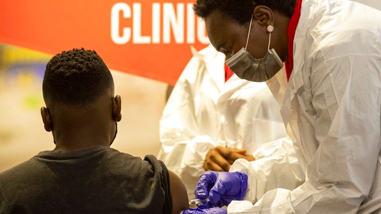 Une personne se fait vacciner à Pretoria, en Afrique du Sud, en septembre.  Photo : AP