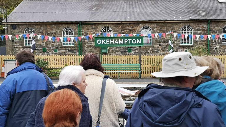 Las multitudes se reunieron para dar la bienvenida al servicio a las 6.32 am en la estación de Okehampton.